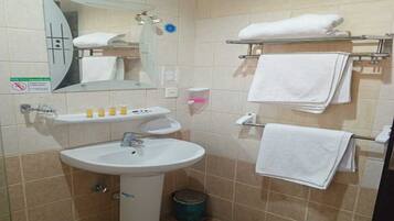 Douche, articles de toilette gratuits, serviettes fournies, savon