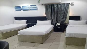 Chambre Triple, 3 lits une place, non-fumeur, salle de bains privée