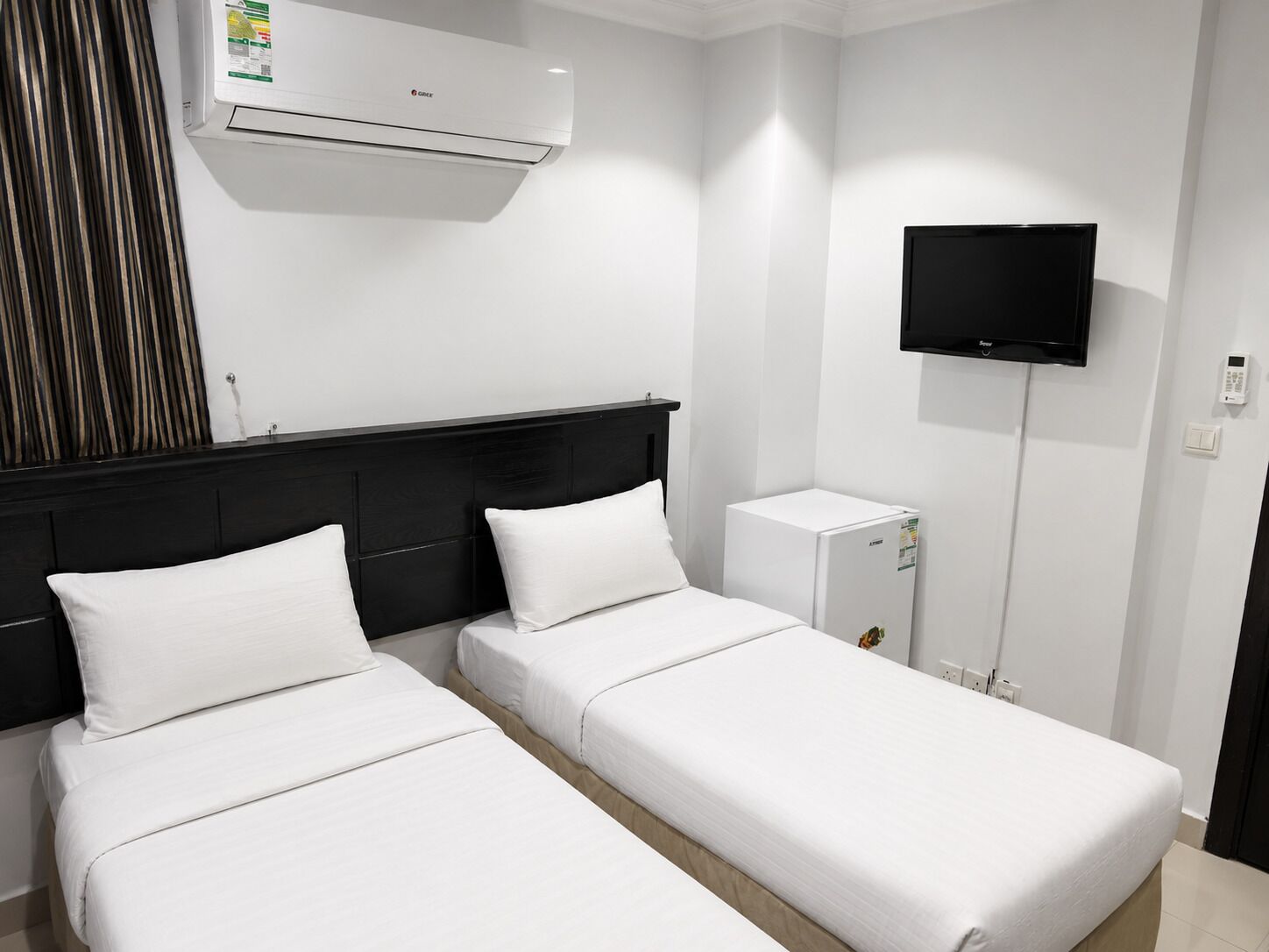 Habitación básica con 2 camas individuales, 2 camas individuales, baño privado, vistas a la ciudad | Espacio para trabajar con un portátil y wifi gratis