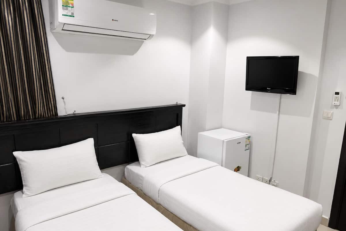 Chambre avec lits jumeaux, 2 lits une place, salle de bains privée, vue ville | Espace de travail pour ordinateur portable, Wi-Fi gratuit