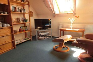 Smart-TV, DVD-Player, Bücher, Stereoanlage