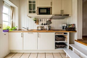Wasserkocher mit Kaffee-/Teezubehör, Kühlschrank, Mikrowelle, Herdplatte