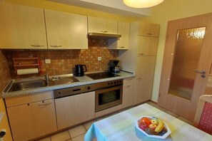 Wasserkocher mit Kaffee-/Teezubehör, Kühlschrank, Mikrowelle, Ofen