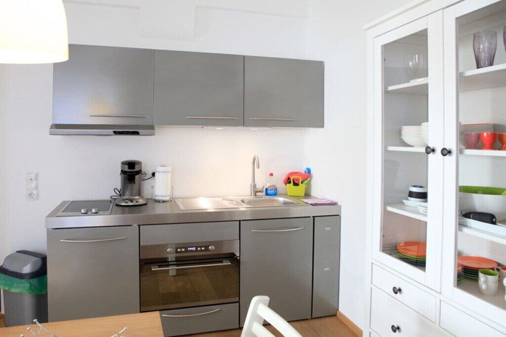 Wasserkocher mit Kaffee-/Teezubehör, Kühlschrank, Mikrowelle, Ofen