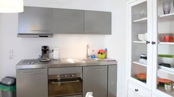 Wasserkocher mit Kaffee-/Teezubehör, Kühlschrank, Mikrowelle, Ofen