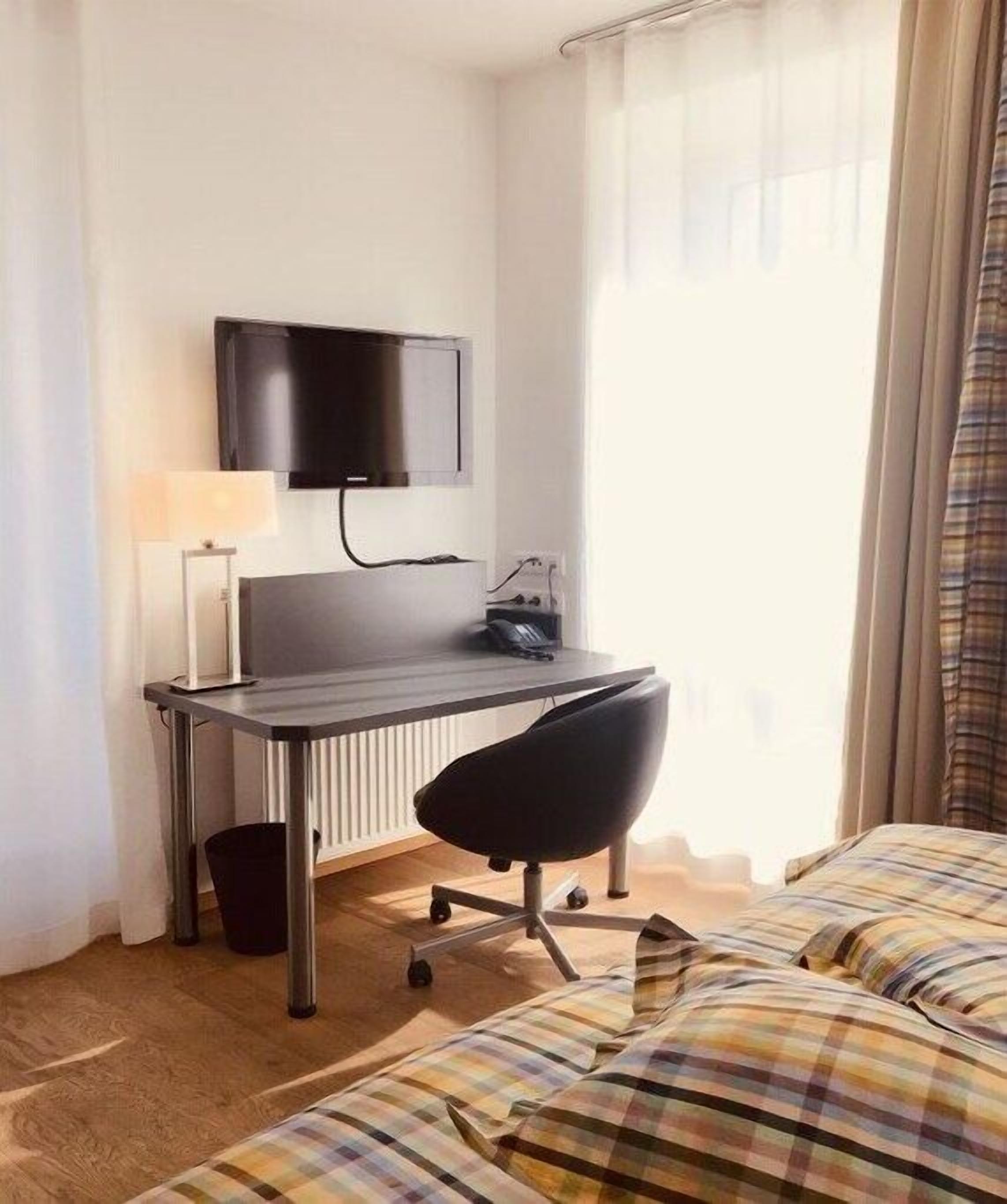 Schreibtisch, Bügeleisen/Bügelbrett, kostenloses WLAN, Bettwäsche