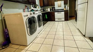A kitchen with a washing machine, oven, and refrigerator. - Beverlywood Apt Master Suite - Private Bath & Production Studio (Los Angeles)