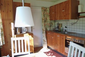 Wasserkocher mit Kaffee-/Teezubehör, Kühlschrank, Ofen, Herdplatte