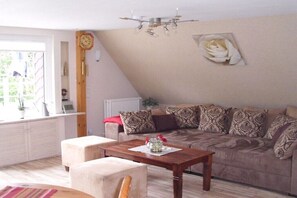 Smart-TV, DVD-Player, Bücher, Stereoanlage