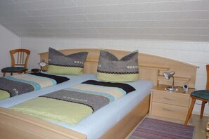 Bügeleisen/Bügelbrett, Reisekinderbett, kostenloses WLAN, Bettwäsche