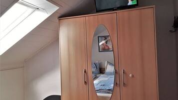 Bügeleisen/Bügelbrett, Reisekinderbett, kostenloses WLAN, Bettwäsche