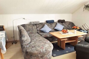 Smart-TV, DVD-Player, Bücher, Stereoanlage