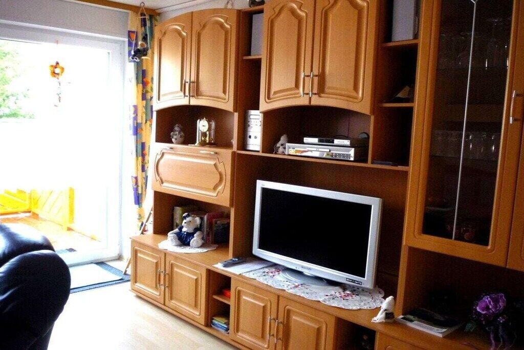 Smart-TV, DVD-Player, Bücher, Stereoanlage