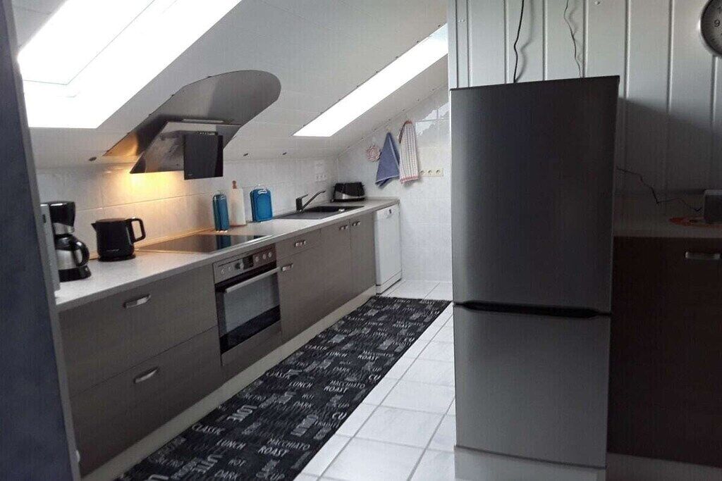 Wasserkocher mit Kaffee-/Teezubehör, Kühlschrank, Mikrowelle, Ofen