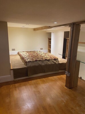 Unclassified image, 4 of 17, button - Sleeps 8 max. Beautiful Georgian Grand Square flat with terrace. Victoria 2 mins (London)