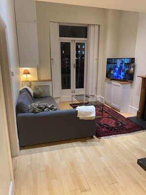 Unclassified image, 5 of 17, button - Sleeps 8 max. Beautiful Georgian Grand Square flat with terrace. Victoria 2 mins (London)
