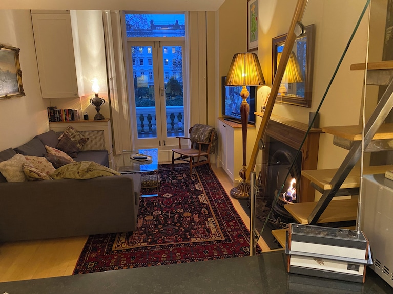 Sleeps 8 Max. Beautiful Georgian Grand Square Flat With Terrace. Victoria 2 Mins - London