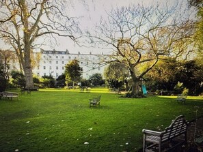 Property grounds - Sleeps 8 max. Beautiful Georgian Grand Square flat with terrace. Victoria 2 mins (London)