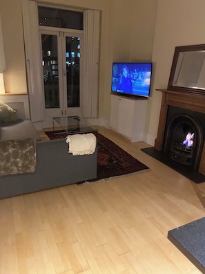 Interior - Sleeps 8 max. Beautiful Georgian Grand Square flat with terrace. Victoria 2 mins (London)