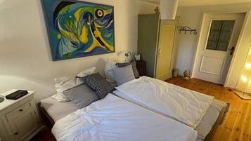 Schreibtisch, Reisekinderbett, kostenloses WLAN, Bettwäsche