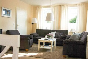 Smart-TV, DVD-Player, Bücher, Stereoanlage