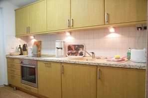 Wasserkocher mit Kaffee-/Teezubehör, Kühlschrank, Mikrowelle, Ofen