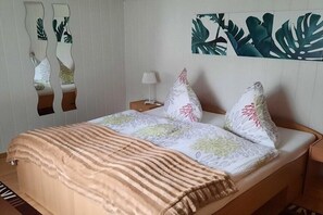 Bügeleisen/Bügelbrett, Reisekinderbett, kostenloses WLAN, Bettwäsche