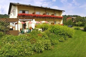 Ein Hotel mit Balkon, Außenbereich und Garten.