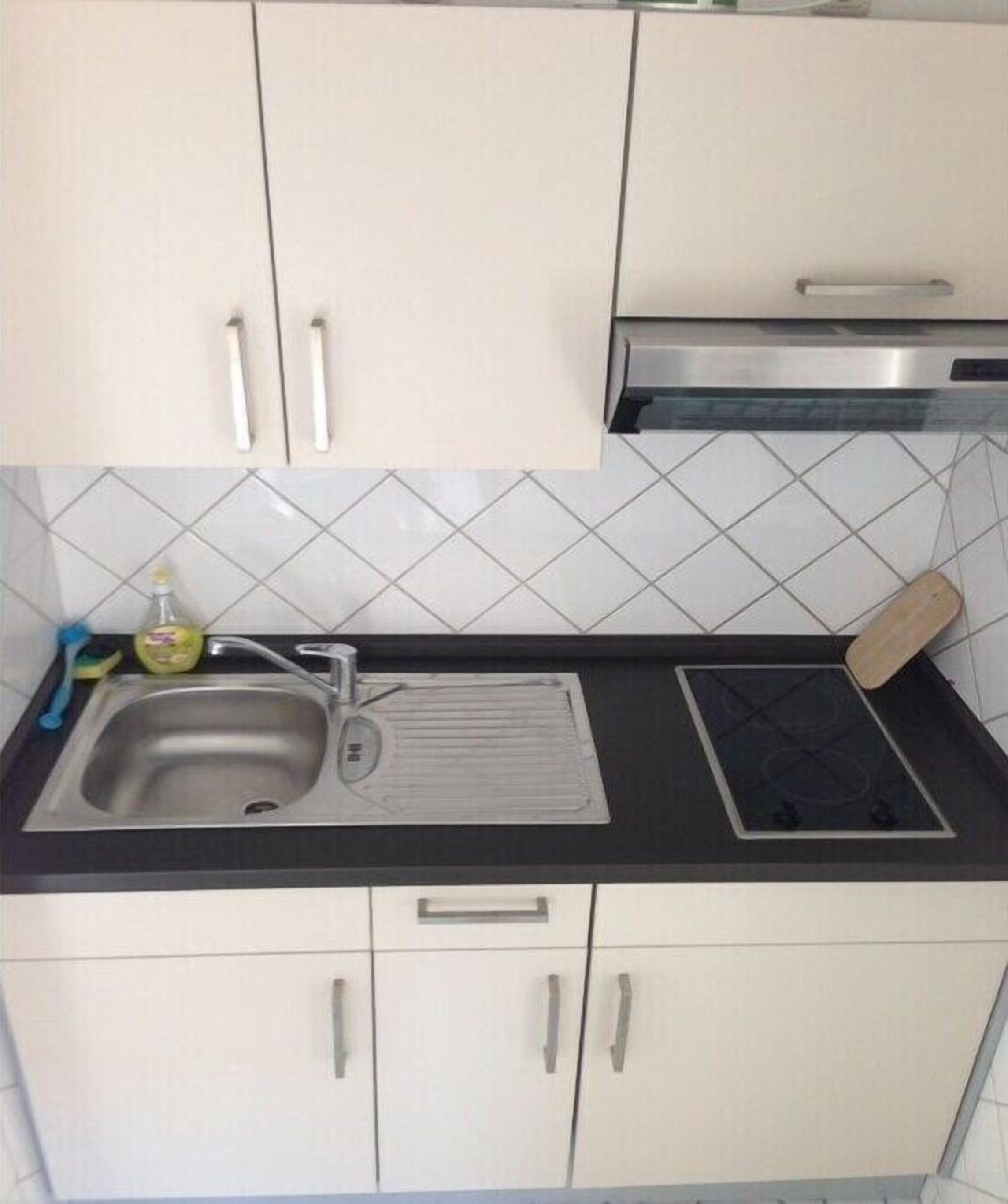 Kühlschrank, Herdplatte, Wasserkocher mit Kaffee-/Teezubehör, Toaster