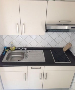 Wasserkocher mit Kaffee-/Teezubehör, Kühlschrank, Herdplatte, Toaster