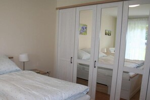 Schreibtisch, Bügeleisen/Bügelbrett, Reisekinderbett, kostenloses WLAN