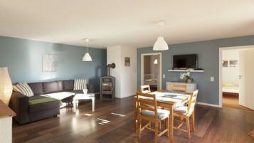 Smart-TV, Kamin, DVD-Player, Tischtennisplatte
