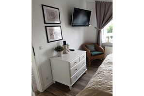 Iron/ironing board, free WiFi, bed sheets - Holiday apartment with 1 bedroom (Breege-Juliusruh)