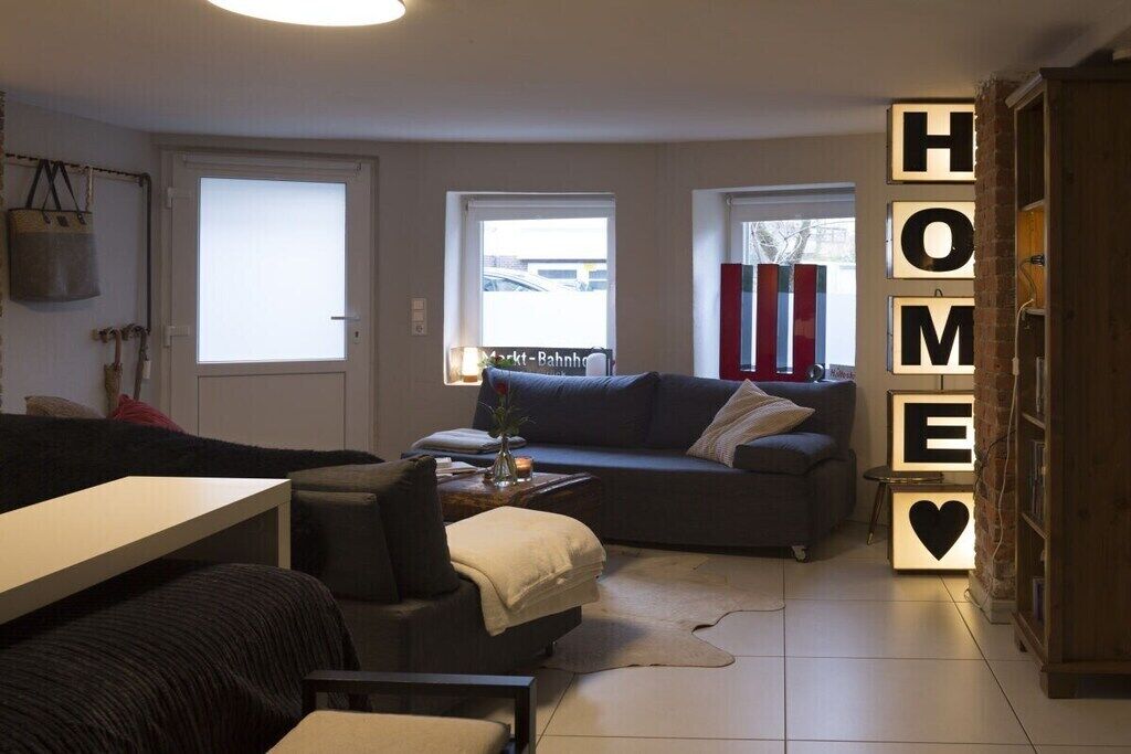 Smart TV, DVD player, books, stereo