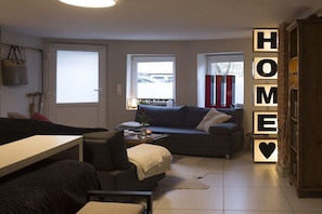 TV connectée, lecteur de DVD, livres, chaîne hi-fi
