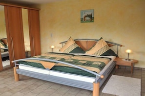 Iron/ironing board, free WiFi, bed sheets - "Lavender" Family Dietsch (Vestenbergsgreuth)