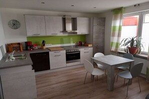 Coffee/tea maker, fridge, oven, stovetop - Holiday apartment in Hatstedt with Wi-Fi (Hattstedt)