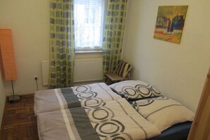 Desk, free WiFi, bed sheets - Holiday apartment with 1 bedroom (Schleusingen)