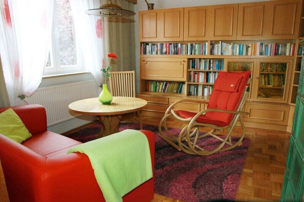 Smart TV, fireplace, books, stereo
