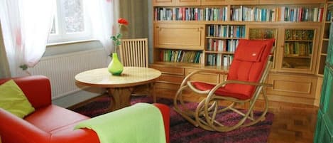 Smart TV, fireplace, books, stereo