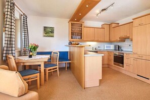Wasserkocher mit Kaffee-/Teezubehör, Kühlschrank, Mikrowelle, Ofen
