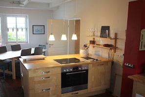 Wasserkocher mit Kaffee-/Teezubehör, Kühlschrank, Ofen, Herdplatte