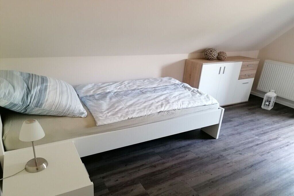 Tabla de planchar con plancha, wifi gratis y ropa de cama 
