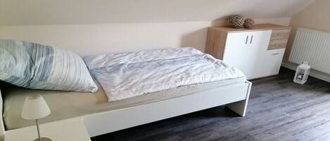 Tabla de planchar con plancha, wifi gratis y ropa de cama