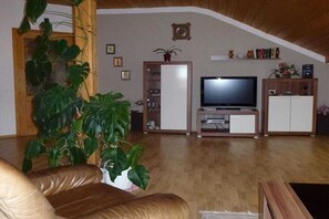 Smart-TV, Bücher, Stereoanlage