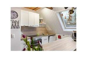 Coffee/tea maker, fridge, microwave, oven - Holiday home with 3 bedrooms (Bad Arolsen)
