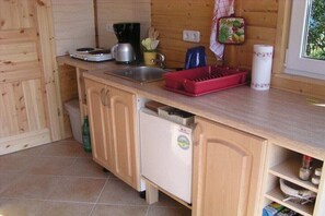 Coffee/tea maker, fridge, stovetop, toaster - Holiday home in Altwarp with swimming pool (Altwarp)