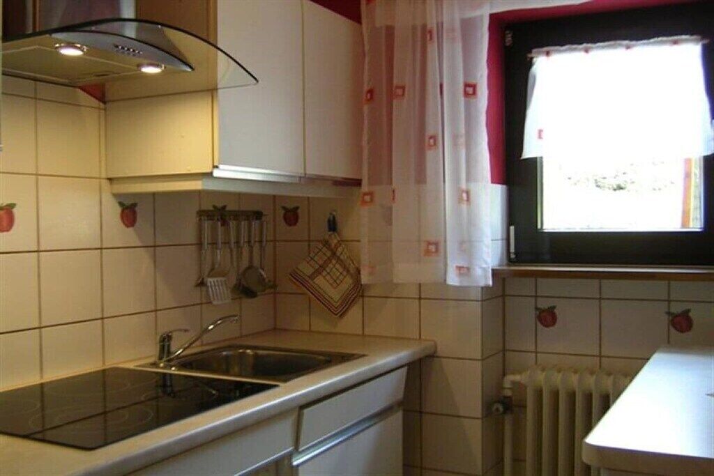 Wasserkocher mit Kaffee-/Teezubehör, Kühlschrank, Mikrowelle, Herdplatte