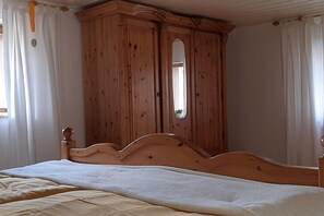 Iron/ironing board, WiFi (free), bed sheets - Countryside excursion in the Eifel region (Laubach)