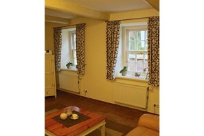 Smart-TV, DVD-Player, Bücher, Stereoanlage
